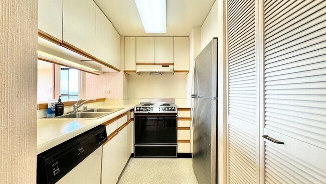 Building Photo - 5333 Likini St
