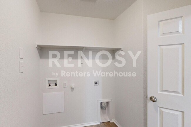 Building Photo - 1096 Oakbrook St