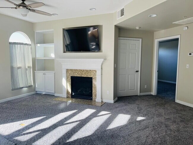 Building Photo - "Experience Elevated Living: Spacious 2-Bed, 3-Bath Oasis in La Quinta's Heart!"