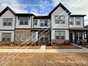 Building Photo - Stunning 4BR/3.5BA Townhouse in Charlotte!