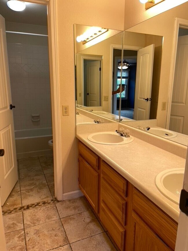 Building Photo - Spectacularly HUGE 6BD Home with Panoramic...