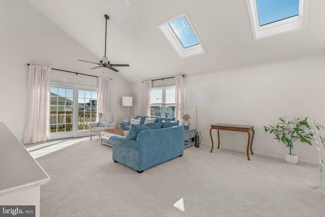 Building Photo - 413 W Beach Ave