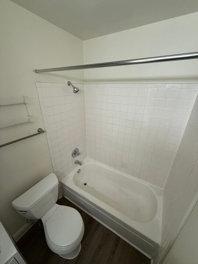 Building Photo - Spacious 3 Bedroom 2 Bathroom Condo in East Denver!