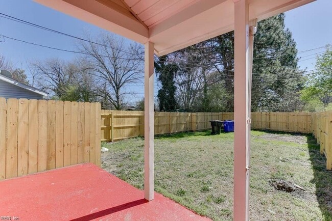 Building Photo - 2bedroom Townhouse Duplex- Huge Yard. May 1 move  in!!!