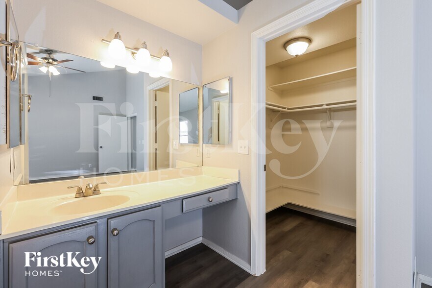 Building Photo - 5039 W Chicago Cir S