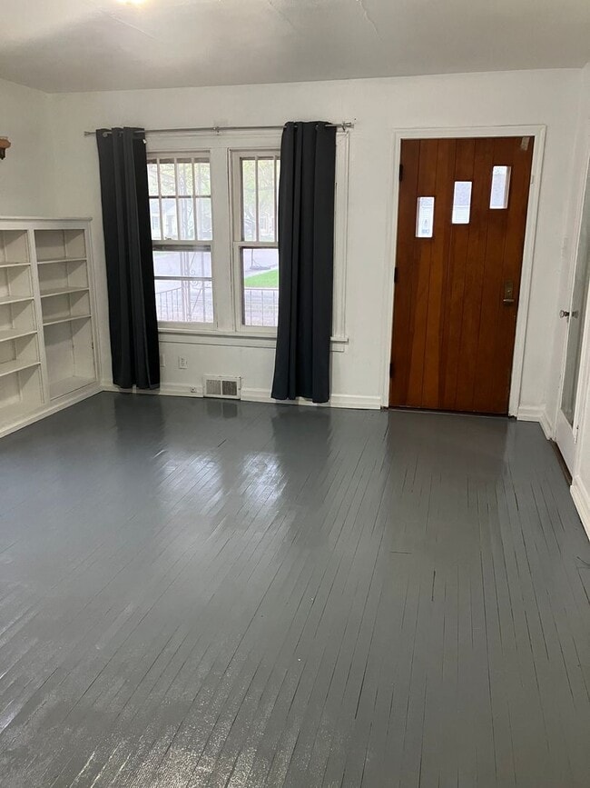 Primary Photo - Spacious 5-Bedroom Family Home in Springfi...