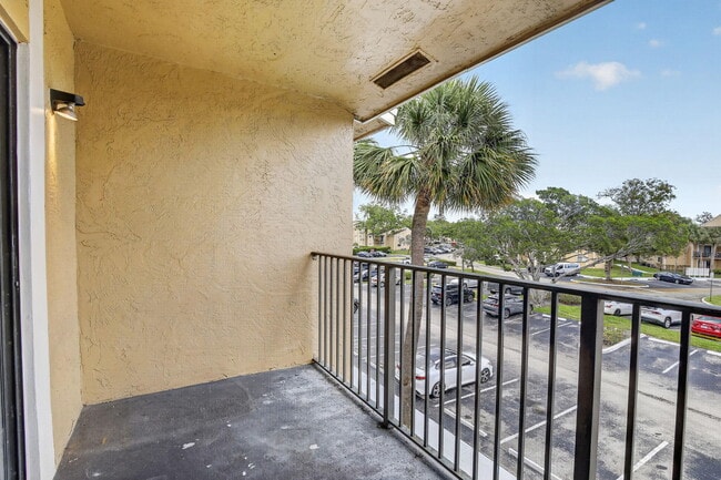 Building Photo - 300 Palm Cir W