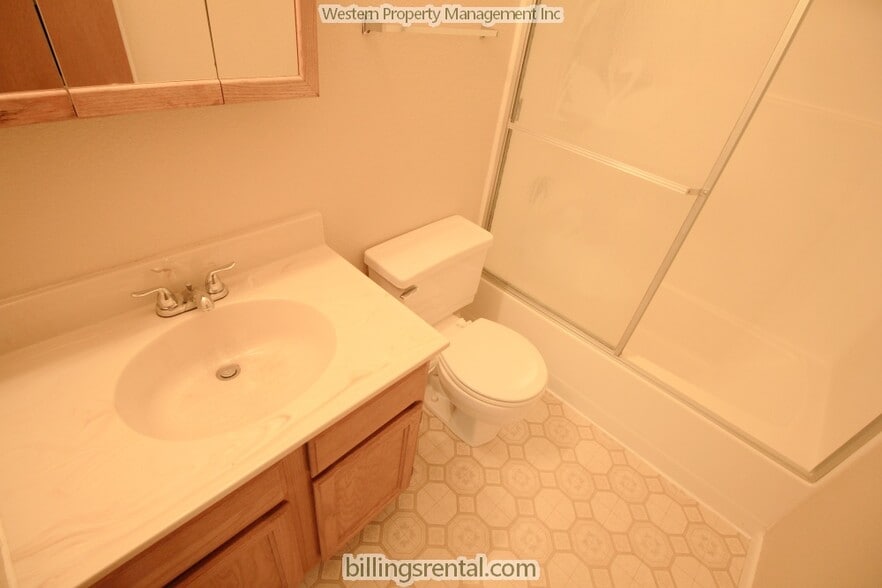 Main Bathroom - 2320 Alderson Ave
