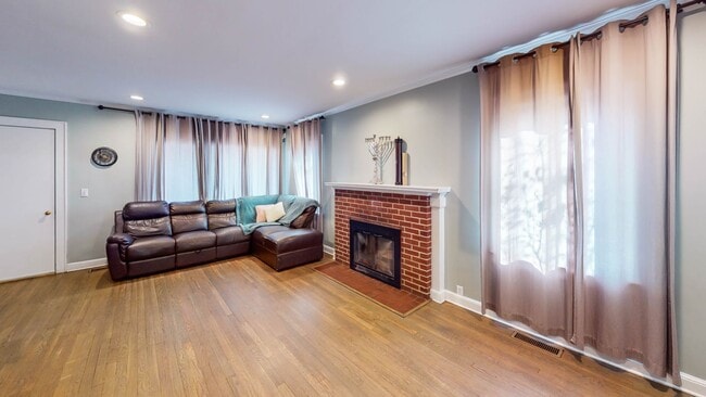 Building Photo - Gorgeous 4-Bed 2-Bath in Beaver Hills