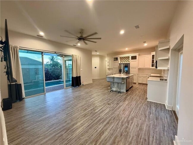 Building Photo - 3403 Lago Washington