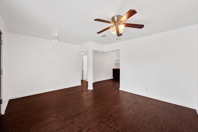 Building Photo - 3202 Dolphin Dr