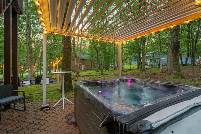 Building Photo - 1825 Jennifer Dr