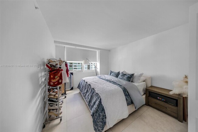 Building Photo - 1155 Brickell Bay Dr