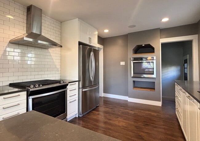 Building Photo - Stunning Remodel Near 9th & 9th!