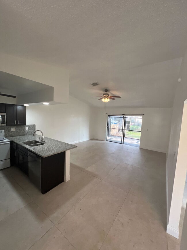 Building Photo - 686 Royalty Ct