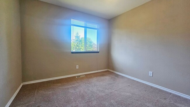 Building Photo - 3 Bed, 2 Bath 2 Story Home in Sought After...