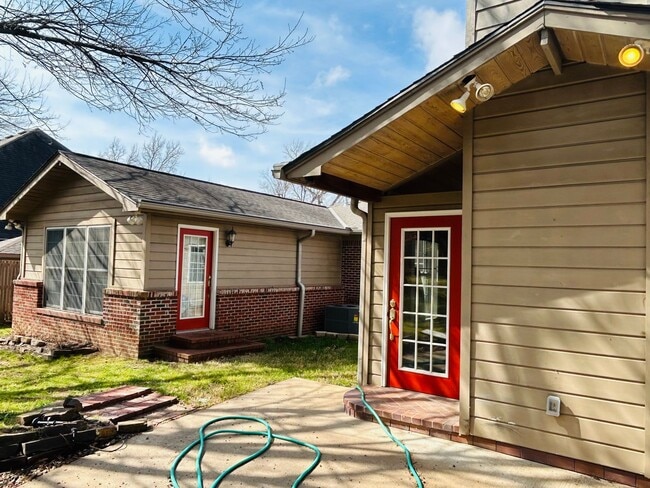 Building Photo - Absolutely gorgeous, remodeled home in beautiful location in Midtown Tulsa