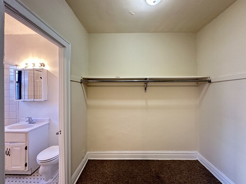 Building Photo - 4834 N Damen Ave