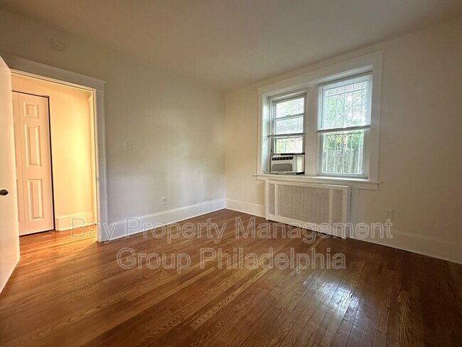 Building Photo - 2809 W Queen Ln