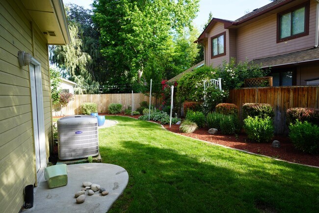 Building Photo - 1394 E Holly St