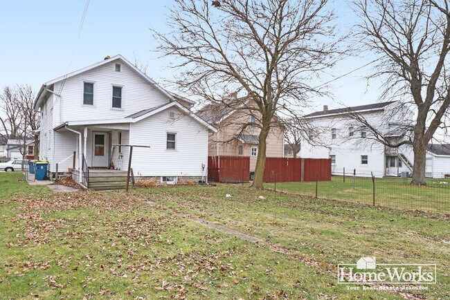 Building Photo - 1122 W 7th St
