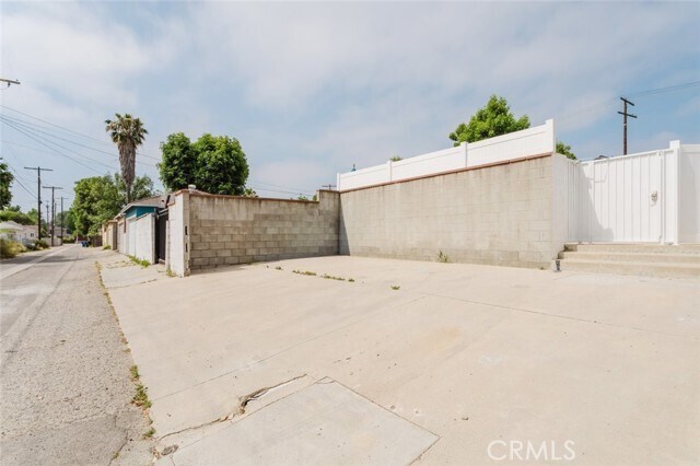 Building Photo - 6440 Lindley Ave