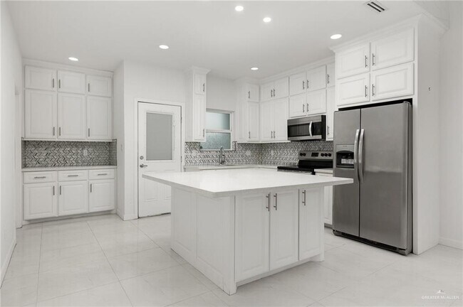 Building Photo - 2323 Corales St