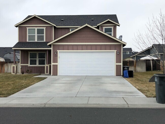 Building Photo - 4 Bedroom 2.5 Bath with 2 car garage