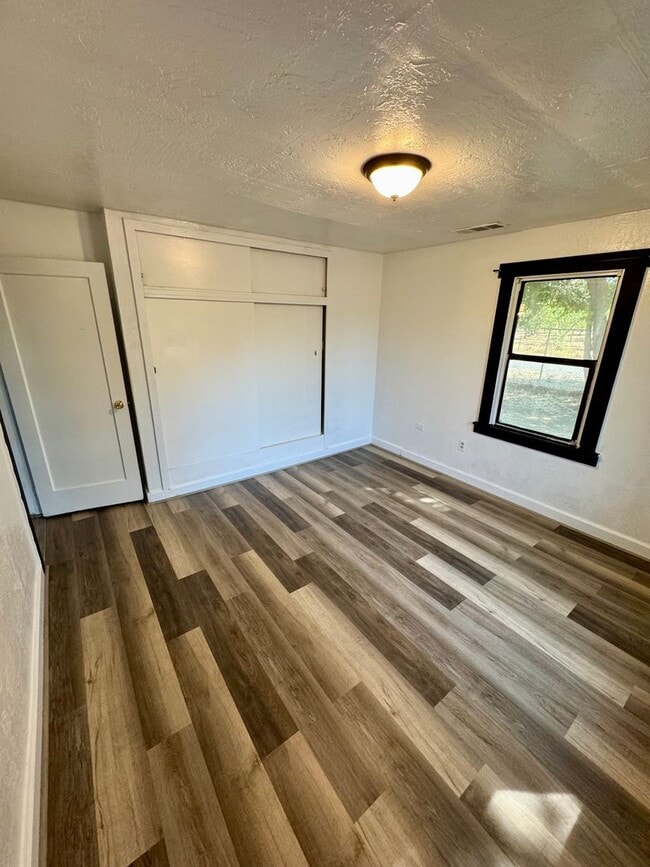 Building Photo - Great Rate! Charming Country Retreat Surro...