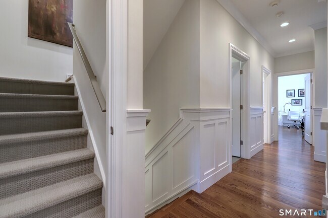 Building Photo - 30 Narrow St