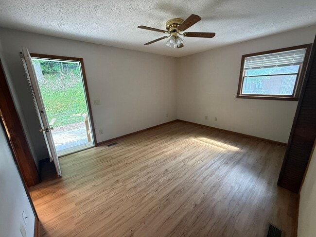 Building Photo - Big on Space. Big on Convenience. Big on Comfort.
