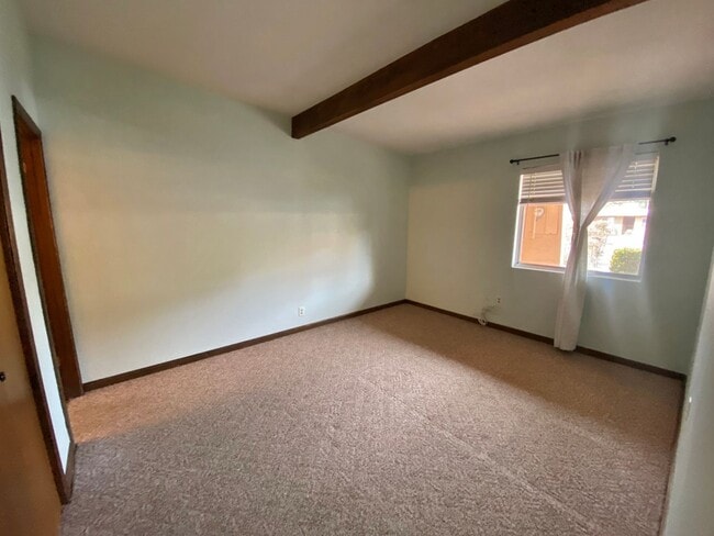 Building Photo - TOWNHOME - VILLAGE OF OAK CREEK