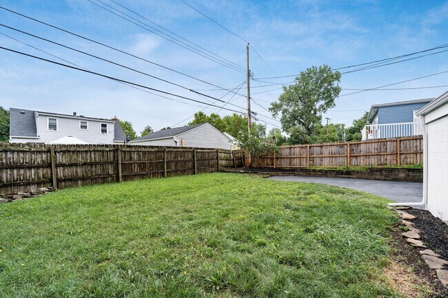 Building Photo - 884 S Chesterfield Rd