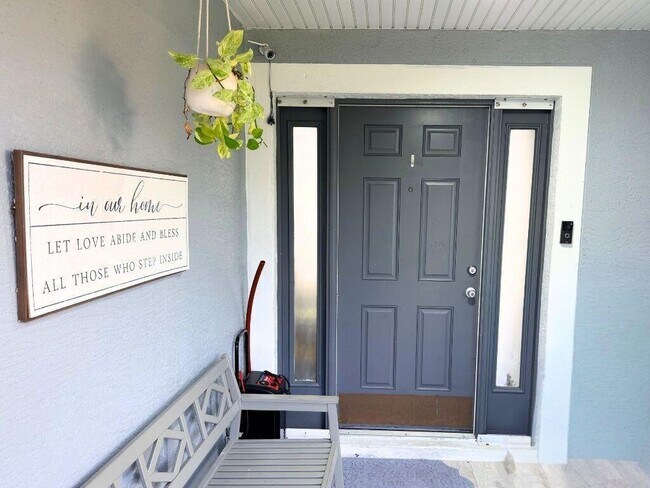 Building Photo - 517 NW Sherbrooke Ave