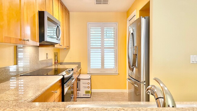 Building Photo - Gated Community in Hawaii Kai! Colony at P...