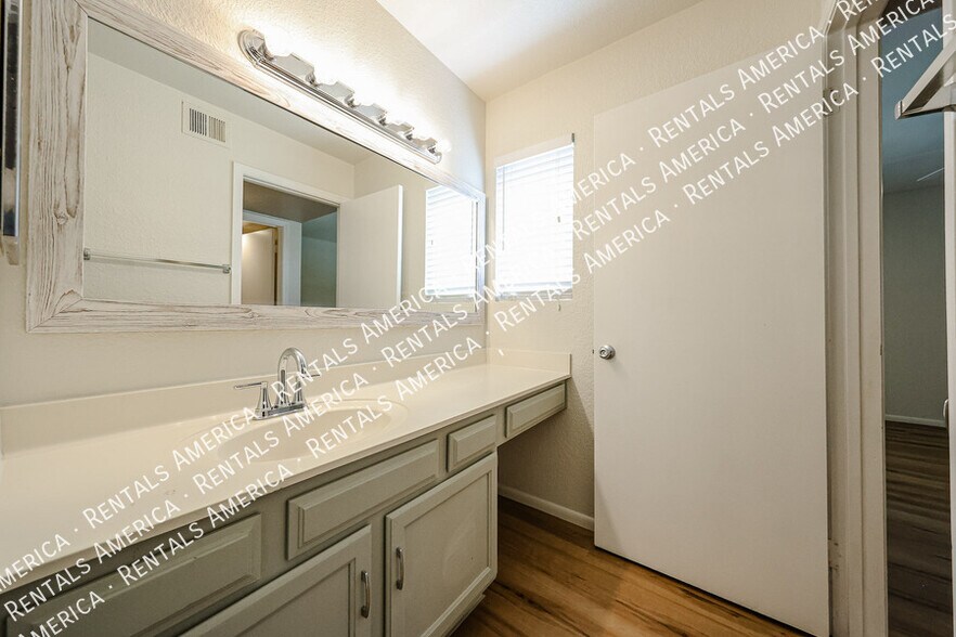 Building Photo - 2146 W Isabella Ave