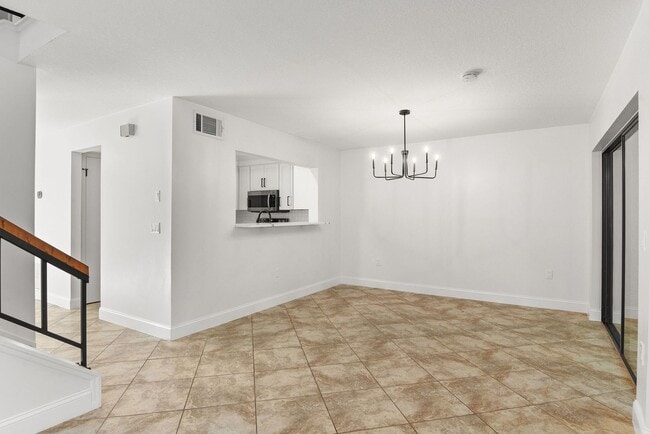 Building Photo - Charming Townhouse for Lease