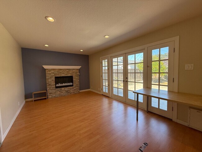 Building Photo - Updated single-level home located in the highly sought-after Killarney Farms neighborhood of Sant...