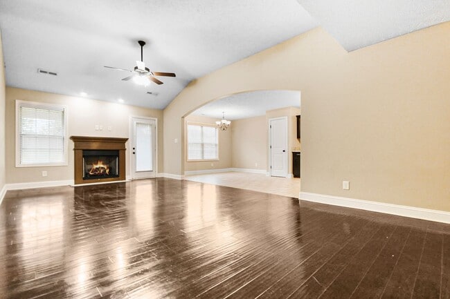 Building Photo - Pet Friendly Three Bedroom!
