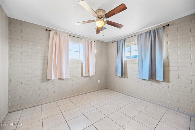 Building Photo - 2057 E 10th St