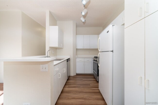 Building Photo - Palm Court, $2645, 2br/2ba Townhouse w/2 p...