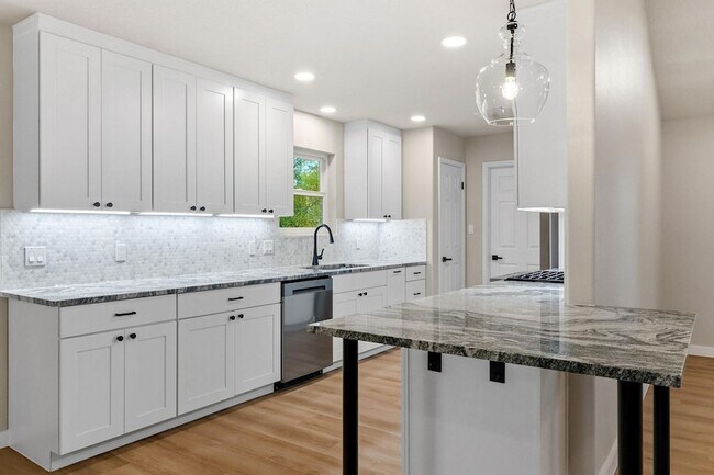 Building Photo - 900 Morgan Hill Dr