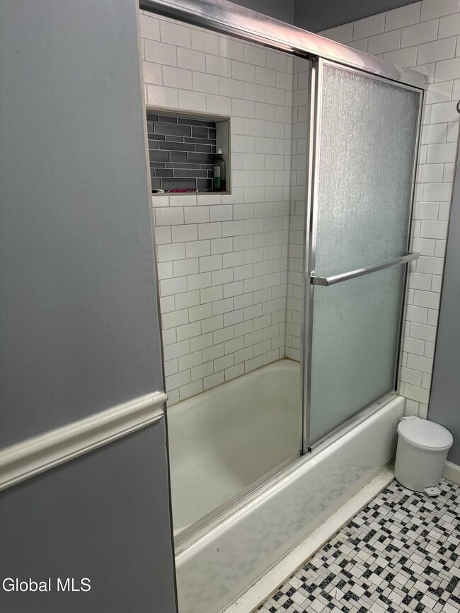 Building Photo - 4 Thoroughbred Ln