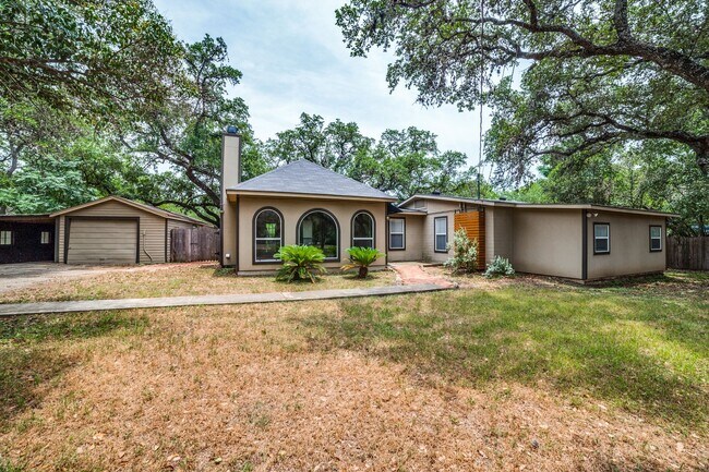 Building Photo - CASTLE HILLS FAMILY HOME