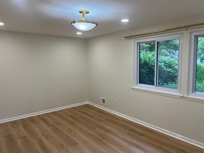 Building Photo - 1211 Farmington Ave