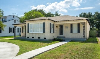 Building Photo - 3009 Topeka St