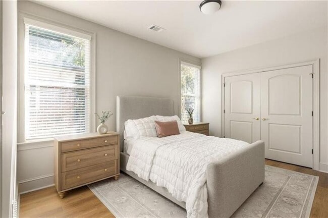 Building Photo - 722 Lakeview Ave NE