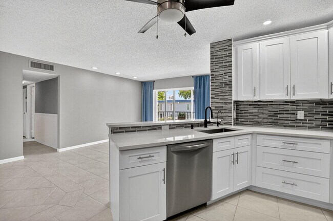 Building Photo - 7535 S Oriole Blvd