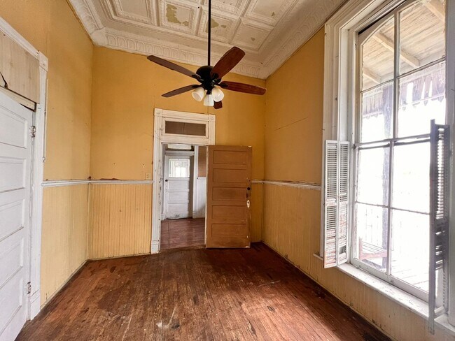 Building Photo - 518 Davis Ave
