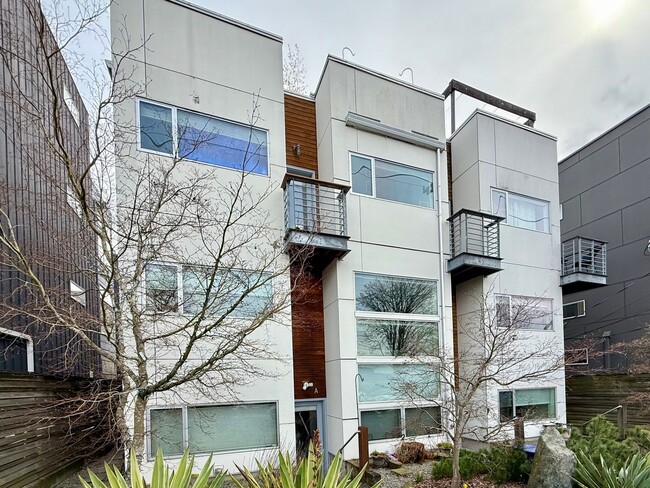 Building Photo - Beacon Hill Townhome